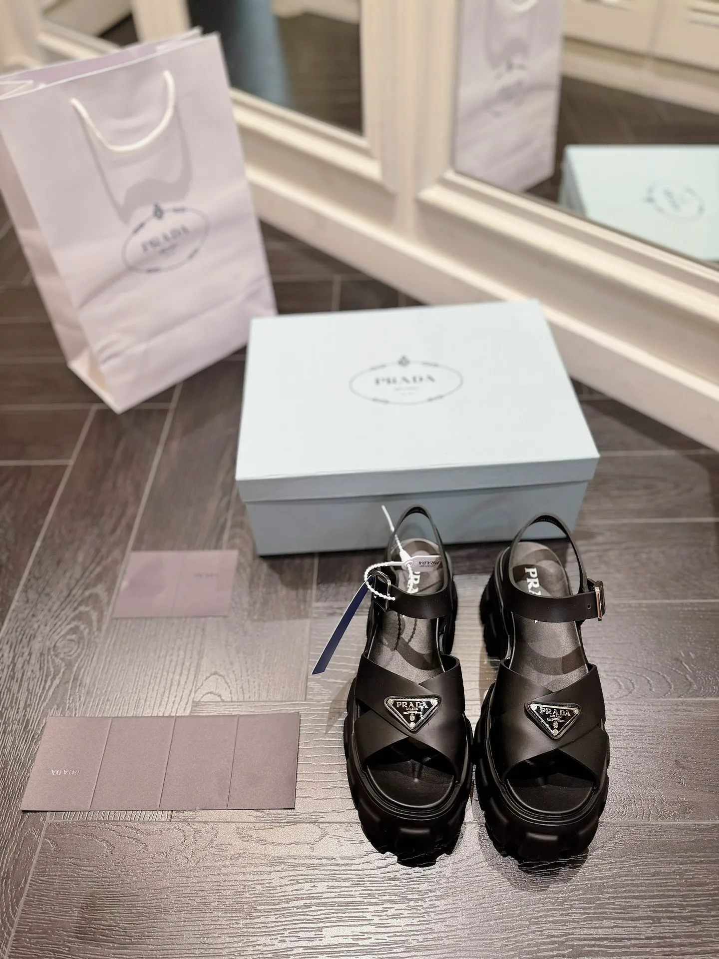 👟👟Ex-factory price 460👟👟 prada Roman shoes will definitely make you fall in love with them! The latest spring and summer sawtooth Roman braided thick-soled sandals E64, retro, fashionable and avant-garde gear teeth, 55mm thick-soled soles and uppers, making the whole pair of shoes light and comfortable. Bright colors, a variety of choices to satisfy fashionable people of different styles! The iconic metal triangle logo is paired with the shape of ancient beach sandals. Every design element is fashionable! Color: black and white Size: 35-41
